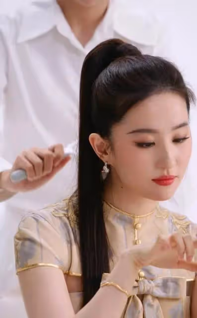 劉亦菲新中式造型又甜又酷,扎高馬尾表情靈動可愛