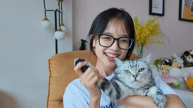 王冰冰戴黑框眼鏡素顏出鏡,與萌貓撞臉清純可愛