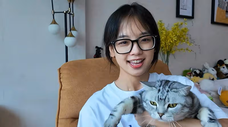 王冰冰戴黑框眼鏡素顏出鏡,與萌貓撞臉清純可愛