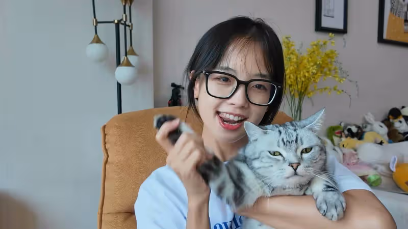 王冰冰戴黑框眼鏡素顏出鏡,與萌貓撞臉清純可愛