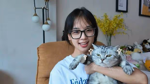王冰冰戴黑框眼鏡素顏出鏡,與萌貓撞臉清純可愛