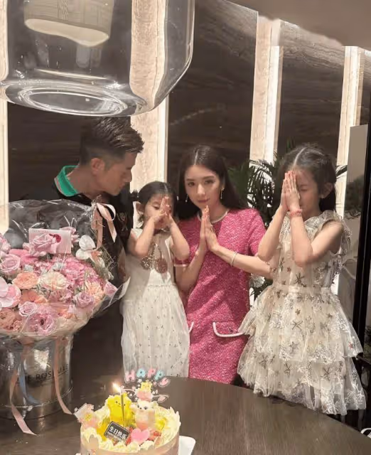 香港天王5歲女兒單手側翻劈成一字馬!太太身材緊緻如少女