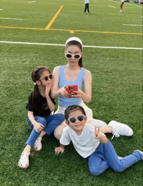 香港天王5歲女兒單手側翻劈成一字馬!太太身材緊緻如少女