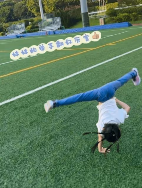 香港天王5歲女兒單手側翻劈成一字馬!太太身材緊緻如少女