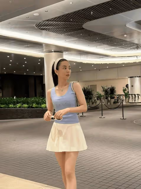 香港天王5歲女兒單手側翻劈成一字馬!太太身材緊緻如少女