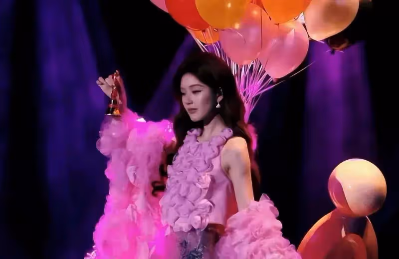 趙露思現身手游直播,兩套高定混著穿,花車巡遊造型真的太美了