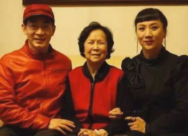 六小齡童金屋藏嬌35年的妻子，原來是西遊記中的她，難怪藏著掖著