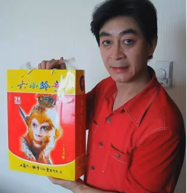 六小齡童金屋藏嬌35年的妻子，原來是西遊記中的她，難怪藏著掖著