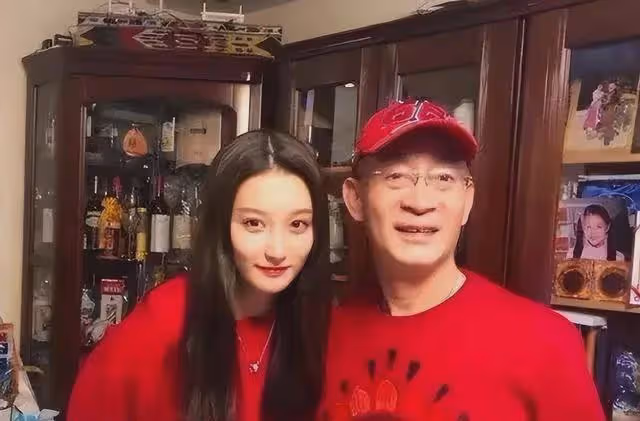 六小齡童金屋藏嬌35年的妻子，原來是西遊記中的她，難怪藏著掖著
