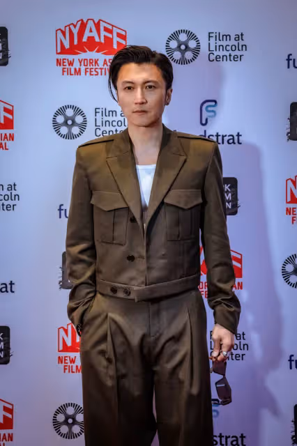 天后王菲驚喜現身台北街頭　她的男人紐約穿GIVENCHY軍裝超挺拔