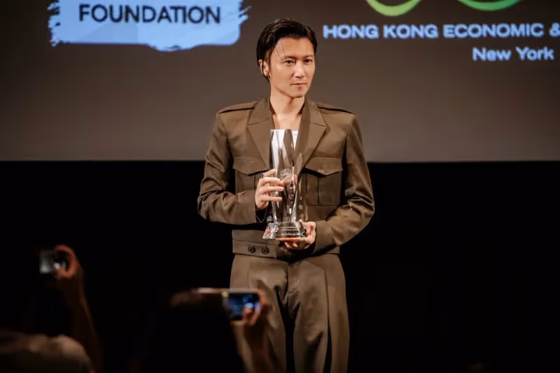 天后王菲驚喜現身台北街頭　她的男人紐約穿GIVENCHY軍裝超挺拔