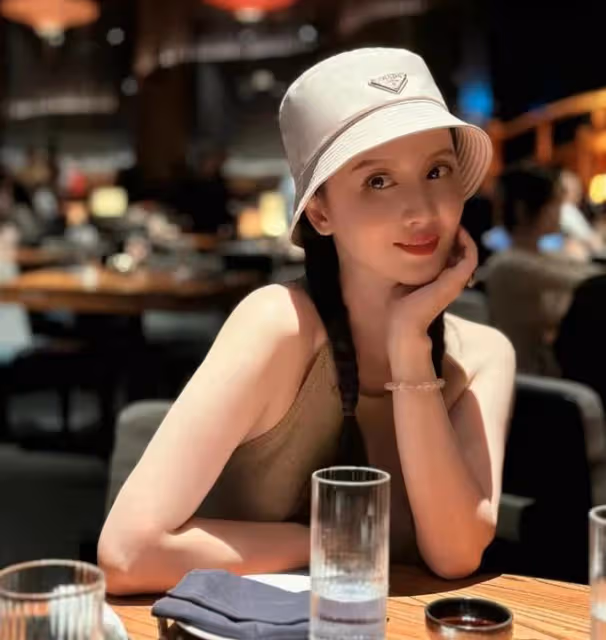 43歲張萌曬旅行美照，罕穿泳裝秀辣媽曲線，全身零贅肉火辣又養眼