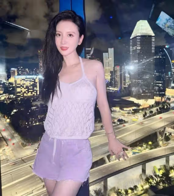 43歲張萌曬旅行美照，罕穿泳裝秀辣媽曲線，全身零贅肉火辣又養眼