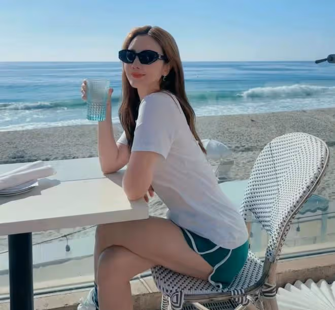 43歲張萌曬旅行美照，罕穿泳裝秀辣媽曲線，全身零贅肉火辣又養眼