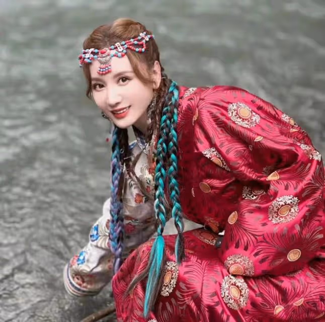 43歲張萌曬旅行美照，罕穿泳裝秀辣媽曲線，全身零贅肉火辣又養眼