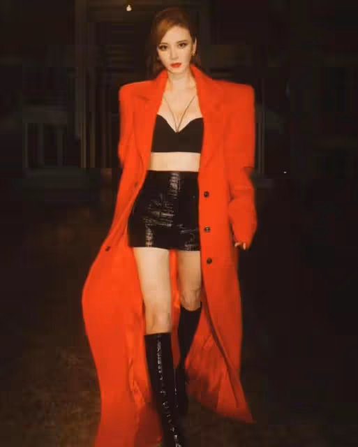 43歲張萌曬旅行美照，罕穿泳裝秀辣媽曲線，全身零贅肉火辣又養眼
