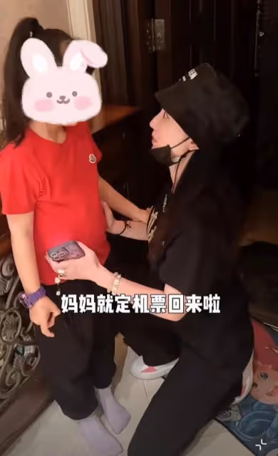 43歲張萌曬旅行美照，罕穿泳裝秀辣媽曲線，全身零贅肉火辣又養眼