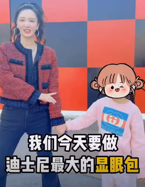 43歲張萌曬旅行美照，罕穿泳裝秀辣媽曲線，全身零贅肉火辣又養眼