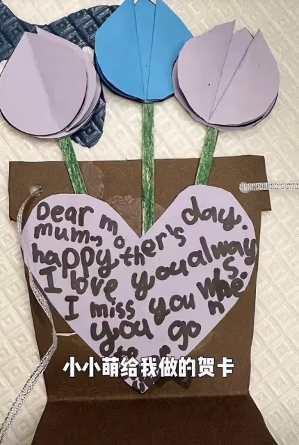 43歲張萌曬旅行美照，罕穿泳裝秀辣媽曲線，全身零贅肉火辣又養眼