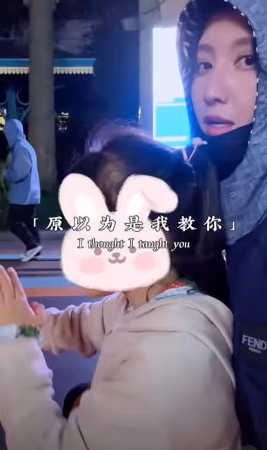 43歲張萌曬旅行美照，罕穿泳裝秀辣媽曲線，全身零贅肉火辣又養眼