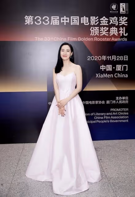 王智的穿搭太有水平了，艷粉色的弔帶長裙也不顯黑，反而很嫵媚
