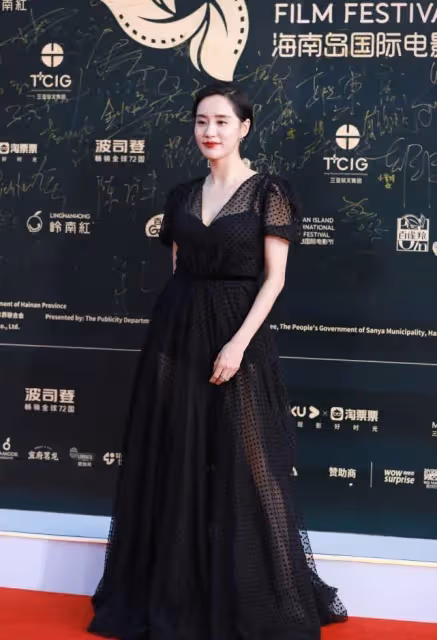 王智的穿搭太有水平了，艷粉色的弔帶長裙也不顯黑，反而很嫵媚
