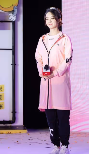 趙麗穎哪裡像當媽的人？身穿淡粉色運動外衣很有活力，太少女了