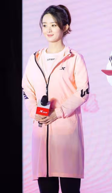 趙麗穎哪裡像當媽的人？身穿淡粉色運動外衣很有活力，太少女了