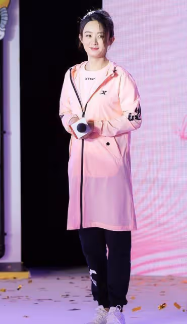 趙麗穎哪裡像當媽的人？身穿淡粉色運動外衣很有活力，太少女了