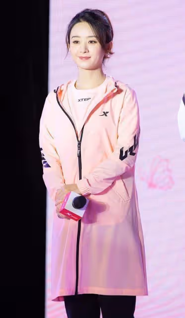 趙麗穎哪裡像當媽的人？身穿淡粉色運動外衣很有活力，太少女了