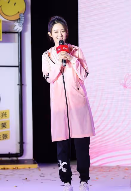 趙麗穎哪裡像當媽的人？身穿淡粉色運動外衣很有活力，太少女了