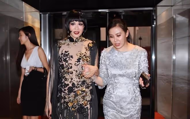 鍾麗緹的身材讓人很羨慕，身穿透視的裙子好美，短髮也很嫵媚