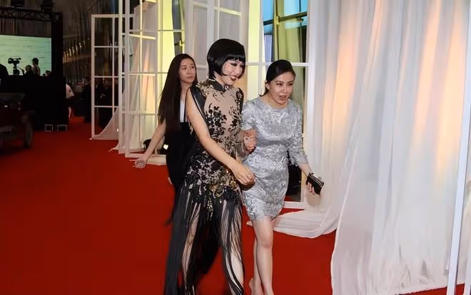 鍾麗緹的身材讓人很羨慕，身穿透視的裙子好美，短髮也很嫵媚