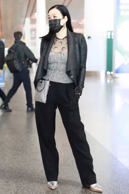 鍾麗緹的身材讓人很羨慕，身穿透視的裙子好美，短髮也很嫵媚