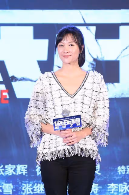 徐靜蕾保養得真好，穿著小香風格紋衫優雅復古，臉蛋也泛著光澤