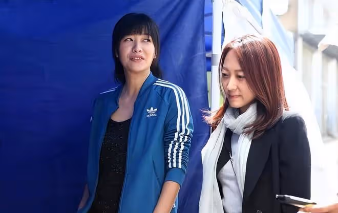 徐靜蕾保養得真好，穿著小香風格紋衫優雅復古，臉蛋也泛著光澤