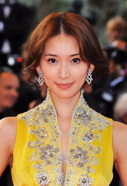 林志玲不愧是做過模特的，穿金黃色緞面長裙好尊貴，身材太高挑了