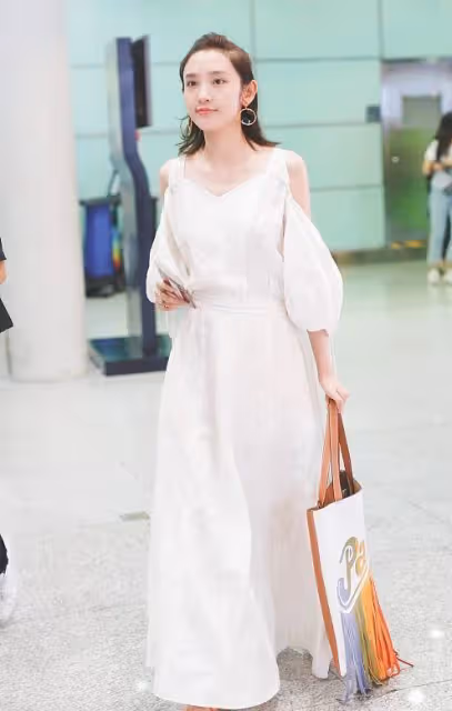 唐藝昕淡妝的樣子好溫柔，身穿白色長裙仙氣飄飄，低調又淑女