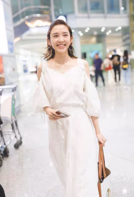 唐藝昕淡妝的樣子好溫柔，身穿白色長裙仙氣飄飄，低調又淑女