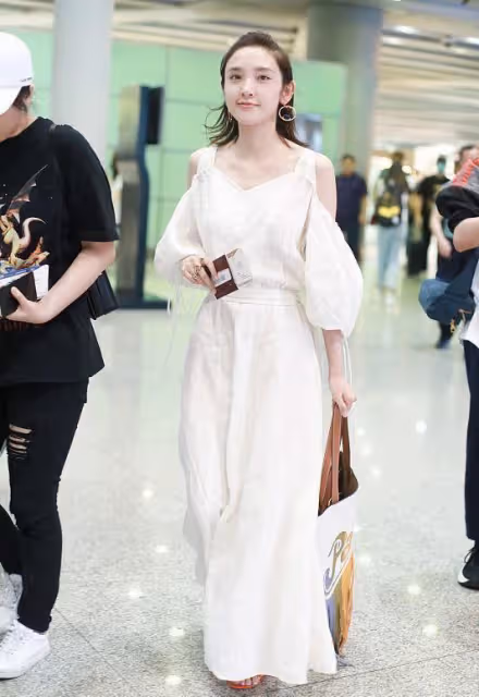 唐藝昕淡妝的樣子好溫柔，身穿白色長裙仙氣飄飄，低調又淑女