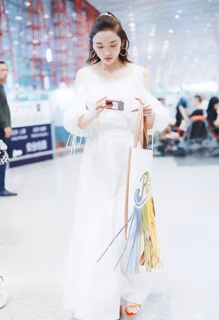 唐藝昕淡妝的樣子好溫柔，身穿白色長裙仙氣飄飄，低調又淑女