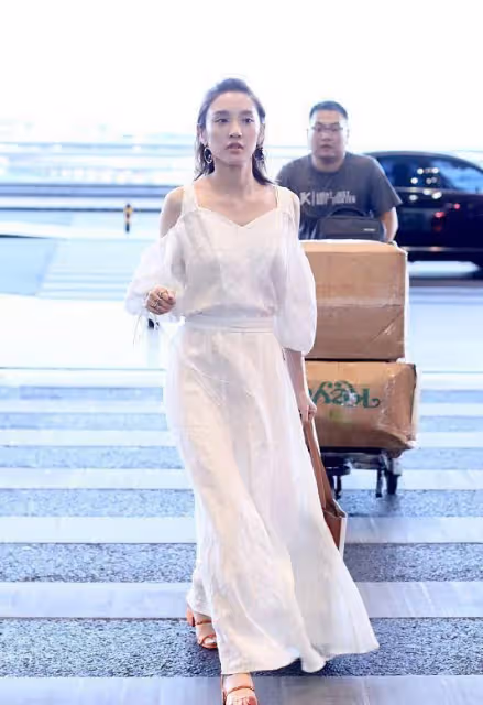 唐藝昕淡妝的樣子好溫柔，身穿白色長裙仙氣飄飄，低調又淑女