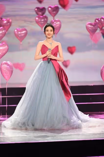 唐藝昕淡妝的樣子好溫柔，身穿白色長裙仙氣飄飄，低調又淑女