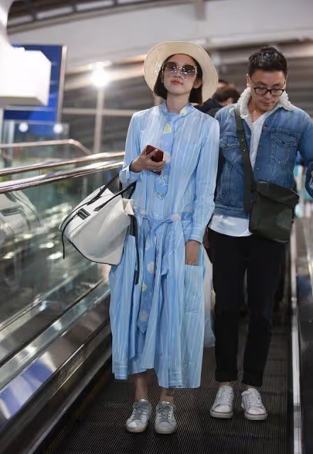 唐藝昕淡妝的樣子好溫柔，身穿白色長裙仙氣飄飄，低調又淑女