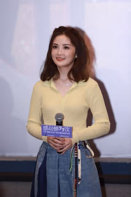 阿Sa蔡卓妍真是一點沒變，穿鵝黃色針織衫好溫柔，還是少女的模樣