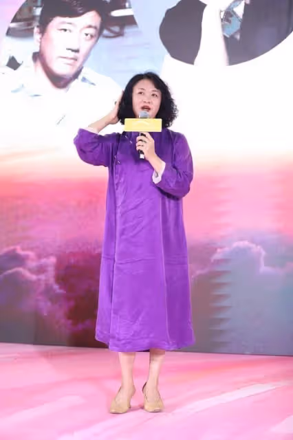 金星的穿著不同於一般人，旗袍也要穿寬鬆的，但優雅的氣質卻沒變