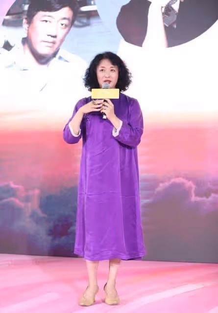 金星的穿著不同於一般人，旗袍也要穿寬鬆的，但優雅的氣質卻沒變