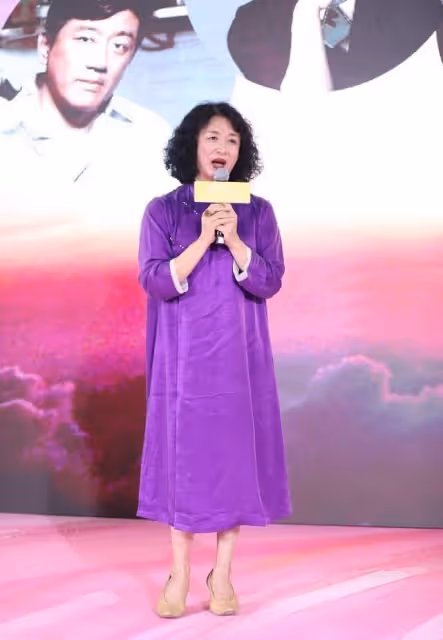 金星的穿著不同於一般人，旗袍也要穿寬鬆的，但優雅的氣質卻沒變