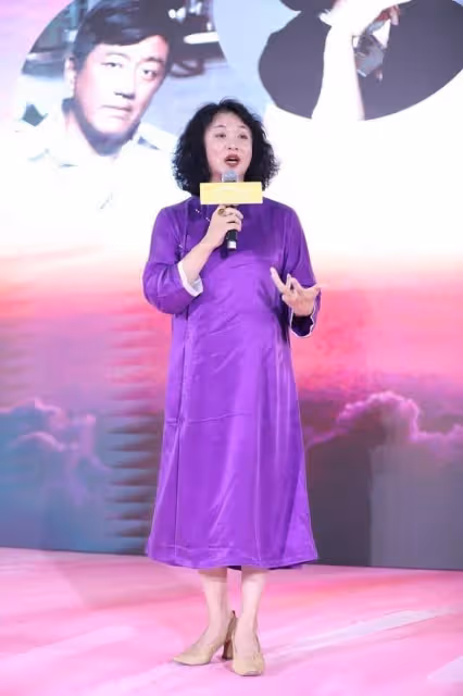 金星的穿著不同於一般人，旗袍也要穿寬鬆的，但優雅的氣質卻沒變