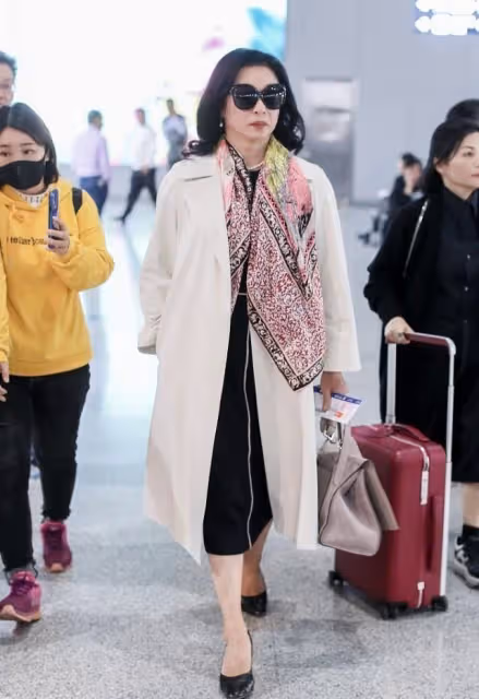 金星的穿著不同於一般人，旗袍也要穿寬鬆的，但優雅的氣質卻沒變